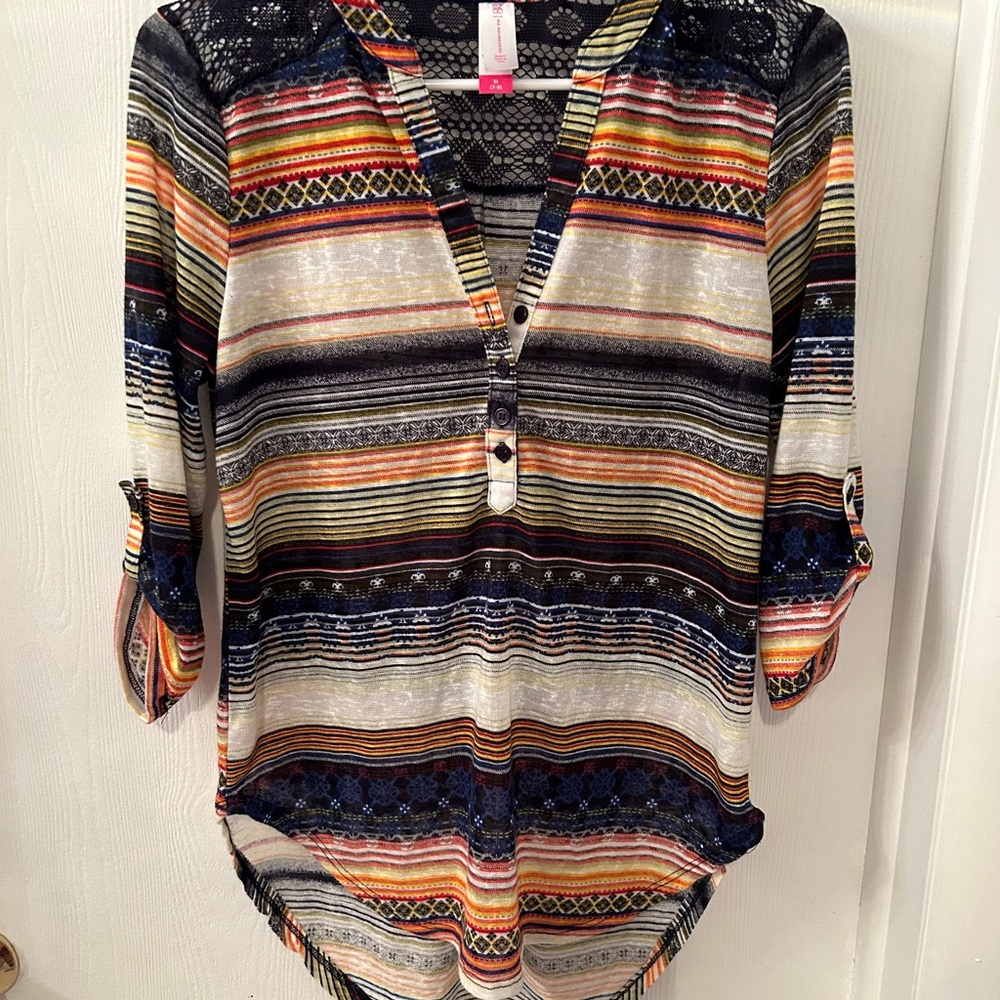 No Boundaries Brand. Cute and colorful top. Size 7-9(M).